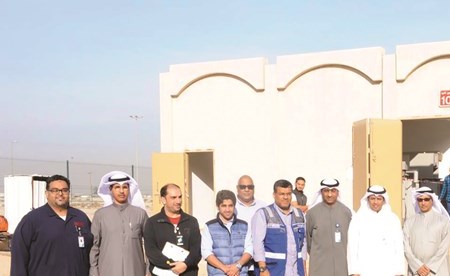 م.مطلق العتيبي وعدد من المهندسين والفنيين وموظفي الكهرباء أمام المحطة التي تم افتتاحها في منطقة غرب عبدالله المبارك