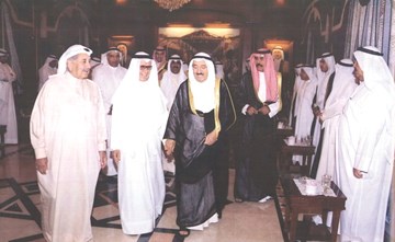السنعوسي يثري المكتبة الكويتية بمحطات مضيئة عن المعجل في «رجل من الزمن الجميل»