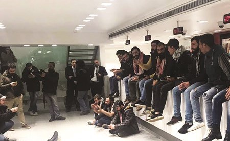 Ù
ØªØ¸Ø§ÙØ±Ù٠دخÙÙØ§ Ø§ØØ¯ Ù
ØµØ§Ø±Ù Ø¨ÙØ±Ùت إثر Ø§Ø¨ÙØ§ØºÙÙ
ع٠اÙ
ØªÙØ§Ø¹ تسÙÙÙ
اÙÙ
عاشات ÙÙÙ
ÙØ¸ÙÙÙ (Ù
ØÙ
ÙØ¯ Ø§ÙØ·ÙÙÙ)