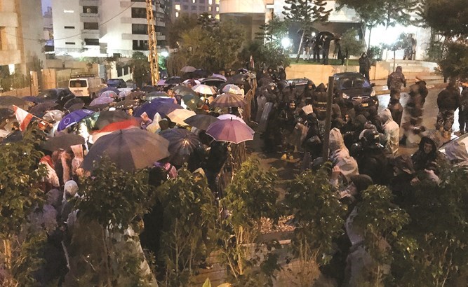 ÙØ­ØªØ¬ÙÙ ØºØ§Ø¶Ø¨ÙÙ Ø§ÙØ§Ù ÙÙØ²Ù Ø±Ø¦ÙØ³ Ø§ÙØ­ÙÙÙØ© Ø§ÙÙÙÙÙ Ø­Ø³Ø§Ù Ø¯ÙØ§Ø¨ ÙÙ ØªÙØ© Ø§ÙØ®ÙØ§Ø·	(ÙØ­ÙÙØ¯ Ø§ÙØ·ÙÙÙ)