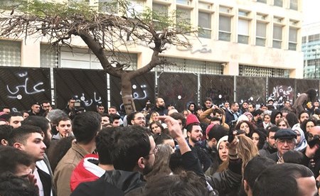 Ù
ØØªÙ٠غاضبÙÙ Ø®ÙØ§Ù اعتصاÙ
ÙÙ
اÙ
اÙ
Ù
ØµØ±Ù ÙØ¨Ùا٠ÙÙ Ø¨ÙØ±Ùت (Ù
ØÙ
ÙØ¯ Ø§ÙØ·ÙÙÙ)