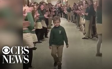 بالفيديو.. مشهد مؤثر لمدرسة تقف بالكامل لتحية طفل قهر السرطان