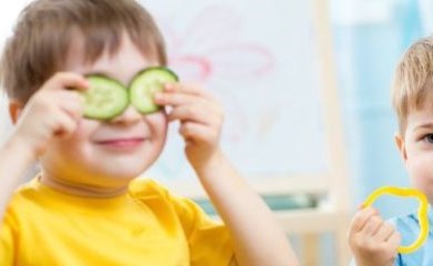 نصائح لجعل أطفالك يتناولون الطعام الصحي