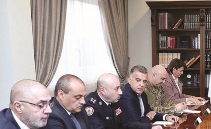 Ø§ÙØ±Ø¦Ùس Ø§ÙØ¹Ù
اد Ù
ÙØ´Ø§Ù عÙÙ Ù
ترئسا Ø§ÙØ¥Ø¬ØªÙ
اع Ø§ÙØ£Ù
ÙÙ Ø¨ØØ¶Ùر ÙØ²ÙØ±Ù Ø§ÙØ¯Ùاع ÙØ§ÙداخÙÙØ© ÙÙ ØÙÙÙ
Ø© تصرÙÙ Ø§ÙØ§Ø¹Ù
ا٠ÙÙØ§Ø¯Ø© Ø§ÙØ£Ø¬Ùزة Ø§ÙØ£Ù
ÙÙØ© (Ù
ØÙ
ÙØ¯ Ø§ÙØ·ÙÙÙ)