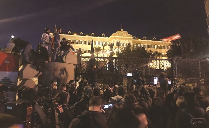 ÙØªØ¸Ø§ÙØ±ÙÙ ÙØªØ³ÙÙÙÙ Ø§ÙØ¬Ø¯Ø§Ø± Ø§ÙØ£Ø³ÙÙØªÙ Ø£ÙØ§Ù Ø§ÙØ³Ø±Ø§Ù Ø§ÙØ­ÙÙÙÙ Ø®ÙØ§Ù ØªØ¸Ø§ÙØ±Ø§Øª ÙØ³Ø§Ø¡ Ø£ÙØ³	(ÙØ­ÙÙØ¯ Ø§ÙØ·ÙÙÙ)