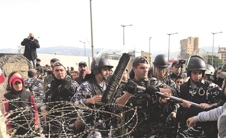 ÙÙÙ Ù
ÙØ§ÙØØ© Ø§ÙØ´ØºØ¨ تÙ
ÙØ¹ اÙÙ
ØØªØ¬ÙÙ Ù
Ù Ù
ØØ§ÙÙØ© ÙØ·Ø¹ Ø§ÙØ§Ø³ÙØ§Ù Ø§ÙØ´Ø§Ø¦ÙØ© اÙ
اÙ
Ø§ØØ¯ Ù
داخ٠Ù
Ø¬ÙØ³ اÙÙÙØ§Ø¨ ÙÙ ÙØ³Ø· Ø¨ÙØ±Ùت (Ù
ØÙ
ÙØ¯ Ø§ÙØ·ÙÙÙ)