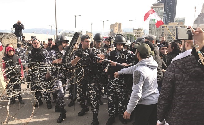 ÙÙÙ ÙÙØ§ÙØ­Ø© Ø§ÙØ´ØºØ¨ ØªÙÙØ¹ Ø§ÙÙØ­ØªØ¬ÙÙ ÙÙ ÙØ­Ø§ÙÙØ© ÙØ·Ø¹ Ø§ÙØ§Ø³ÙØ§Ù Ø§ÙØ´Ø§Ø¦ÙØ© Ø§ÙØ§Ù Ø§Ø­Ø¯ ÙØ¯Ø§Ø®Ù ÙØ¬ÙØ³ Ø§ÙÙÙØ§Ø¨ ÙÙ ÙØ³Ø· Ø¨ÙØ±ÙØª 	(ÙØ­ÙÙØ¯ Ø§ÙØ·ÙÙÙ)