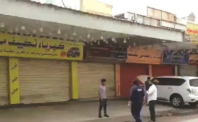 بالفيديو.. أمن الأحمدي يُغلق كراجات خالفت الحظر