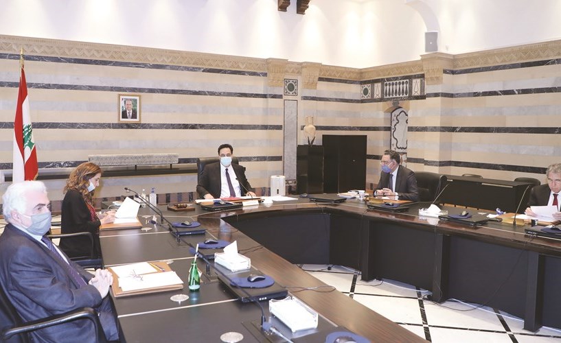 رئيس الحكومة حسان دياب مرتديا كمامة خلال ترؤسه جلسة الحكومة في السرايا أمس(محمود الطويل)