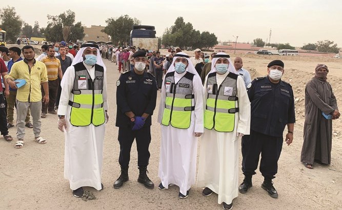 الحمر لـ الأنباء بنك الطعام وزع 2000 وجبة للمتضررين والمتعففين في منطقتي العزل التام