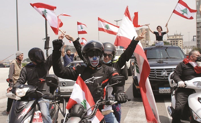 جانب من عودة المحتجين إلى الشارع خلال مسيرة سيارة في بيروت تزامنا مع انعقاد الجلسة التشريعية(محمود الطويل)