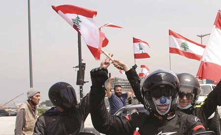 جانب من عودة المحتجين إلى الشارع خلال مسيرة سيارة في بيروت تزامنا مع انعقاد الجلسة التشريعية(محمود الطويل)