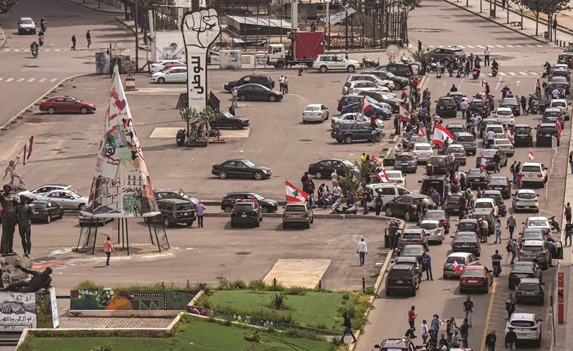 مجموعة من المحتجين خلال مسيرة سيارة في شوارع بيروت رافعين الأعلام مؤكدين على استمرار الثورة (محمود الطويل)