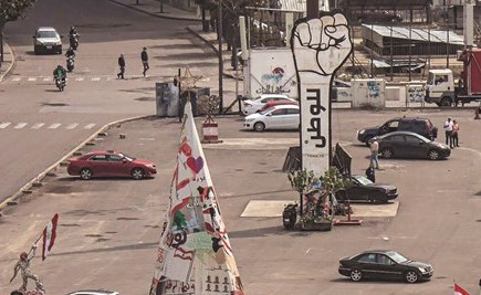 مجموعة من المحتجين خلال مسيرة سيارة في شوارع بيروت رافعين الأعلام مؤكدين على استمرار الثورة (محمود الطويل)