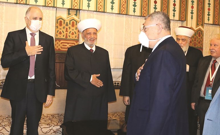 مفتي لبنان الشيخ عبداللطيف دريان خلال رعايته حفل إطلاق الحملة الإنسانية الموحدة بحضور الرئيس فؤاد السنيورة ووزير الداخلية محمد فهمي	(محمود الطويل)