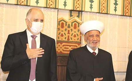 مفتي لبنان الشيخ عبداللطيف دريان خلال رعايته حفل إطلاق الحملة الإنسانية الموحدة بحضور الرئيس فؤاد السنيورة ووزير الداخلية محمد فهمي (محمود الطويل)