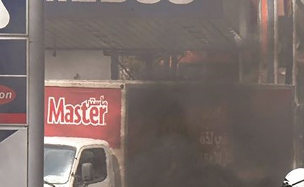 جانب من الإشكالات بين عناصر الجيش والمحتجين في منطقة الذوق أمس الأول (محمود الطويل)