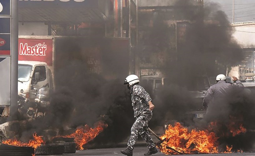 جانب من الإشكالات بين عناصر الجيش والمحتجين في منطقة الذوق أمس الأول	 (محمود الطويل)