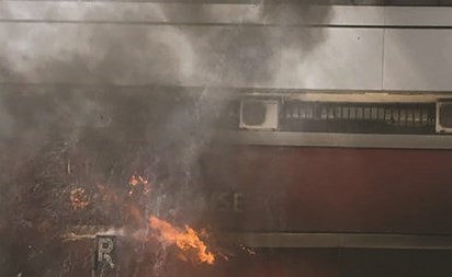 محتجون خلال أعمال شغب وتحطيم واجهات المصارف في طرابلس امس الأول (محمود الطويل)