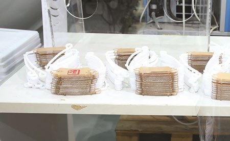 الدفعة الأولى من الأقنعة وصناديق الرعاية الطبية جاهزة للتسليم