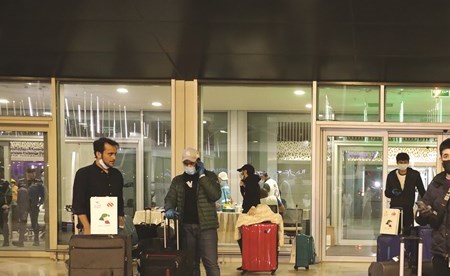 عدد من الطلبة والمواطنين العائدين إلى أرض الوطن