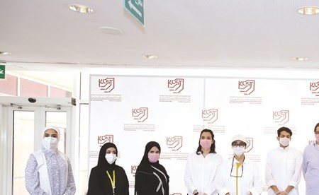 الشيخة أمثال الأحمد تتوسط عددا من طلاب الكلية المتطوعين