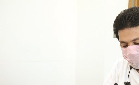 أحد الطلبة المتطوعين لتصنيع الأقنعة الوقائية