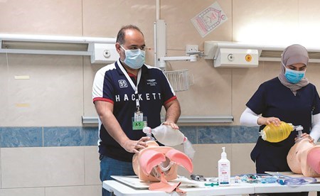 «الاستجابة الطارئة» يدرّب الطواقم الطبية بالصفوف الأمامية لمواجهة «كورونا»