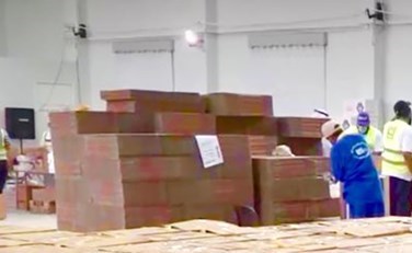 فرق جمعية إحياء التراث تعمل في تجهيز السلال الغذائية