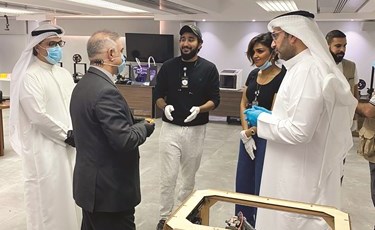 تقي خلال الجولة للاطلاع على خطوط الإنتاج