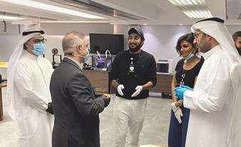 تقي خلال الجولة للاطلاع على خطوط الإنتاج