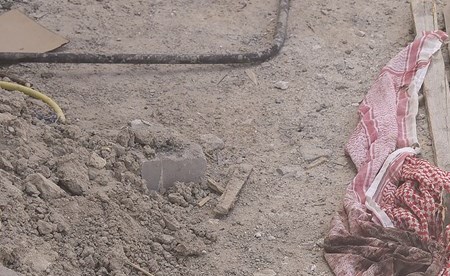 شماغ ملطخ بالدماء في موقع جريمة القتل