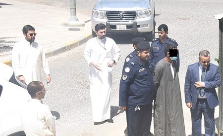 المتهم بجريمة القتل في موقع تمثيل الجريمة (أحمد علي)