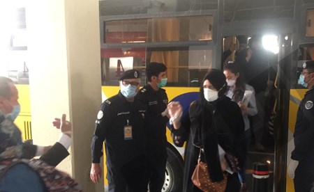 بالفيديو والصور.. بدء إجراءات إجلاء المصريين من مخالفي الإقامة عبر أول رحلة