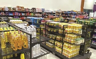 أرفف المواد الغذائية والاستهلاكية ملأى في جمعية مشرف التعاونية