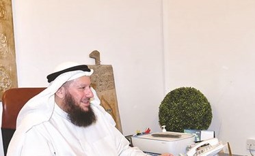 د.نصار العبدالجليل متحدثا للزميل محمد راتب (قاسم باشا)