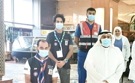 2 وزير الصحة الشيخ د. باسل الصباح في صورة تذكارية مع عدد من أعضاء فريق متطوعي الكشافة