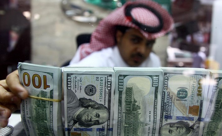 كيف يؤثر انهيار النفط على استدامة ربط العملات الخليجية بالدولار؟