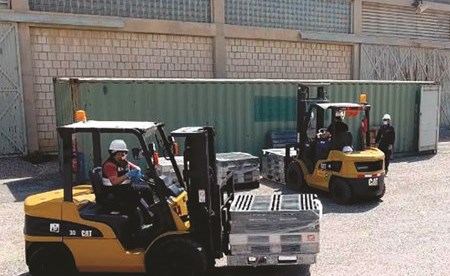 رجال الجمارك خلال القيام بأعمل البضائع وتفتيشها