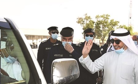 الشيخ د.أحمد ناصر المحمد يحيي أحد القادمين