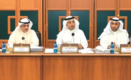 محمد الدلال ود.عودة الرويعي ود.خليل عبدالله في اجتماع سابق للجنة التعليمية