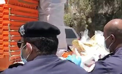 مدير أمن الفروانية العميد عبدالله سفاح يشرف على عملية توزيع الخبز