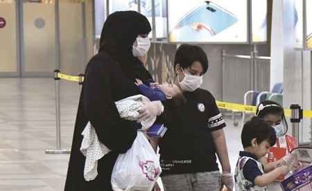 أحد متطوعي الهلال الأحمر في استقبال القادمين من الخارج