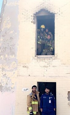 رجال الإطفاء من مركز الجهراء بعد الحادث