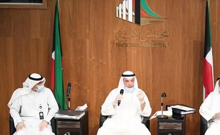 رئيس ديوان المحاسبة فيصل الشايع مخاطبا النواب وبجانبه قيادات الديوان