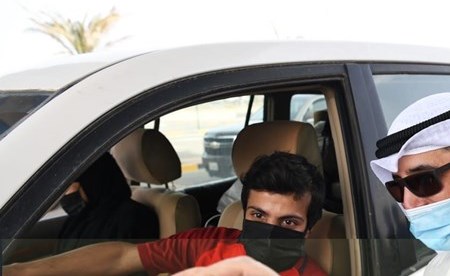 الشيخ د.أحمد الناصر وسيلفي مع احد العائدين