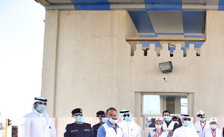 الشيخ د.أحمد الناصر والفريق عصام النهام ود.هلال الساير ومها البرجس وعدد من موظفي منفذ النويصيب في استقبال العائدين (فريال حماد)