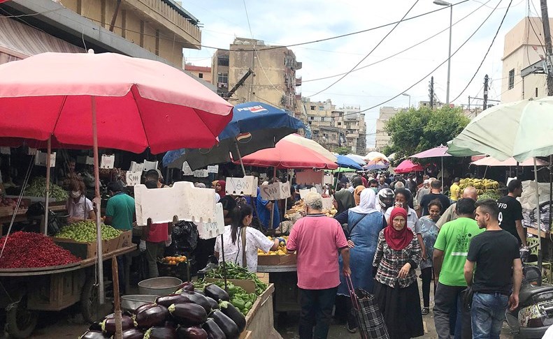 ازدحام في سوق صبرا الشعبي من دون التزام بإجراءات الوقاية عشية عيد الفطر	(محمود الطويل)