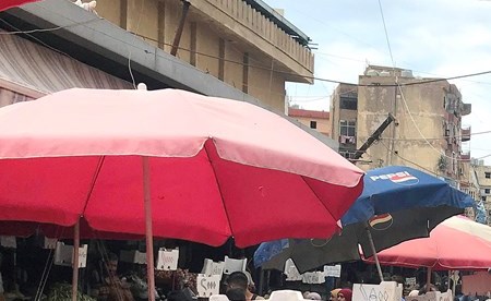 ازدحام في سوق صبرا الشعبي من دون التزام بإجراءات الوقاية عشية عيد الفطر (محمود الطويل)