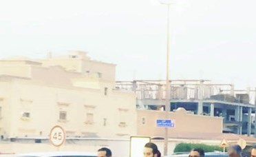 رجال الأمن يؤدون صلاة المغرب قبل الإفطار